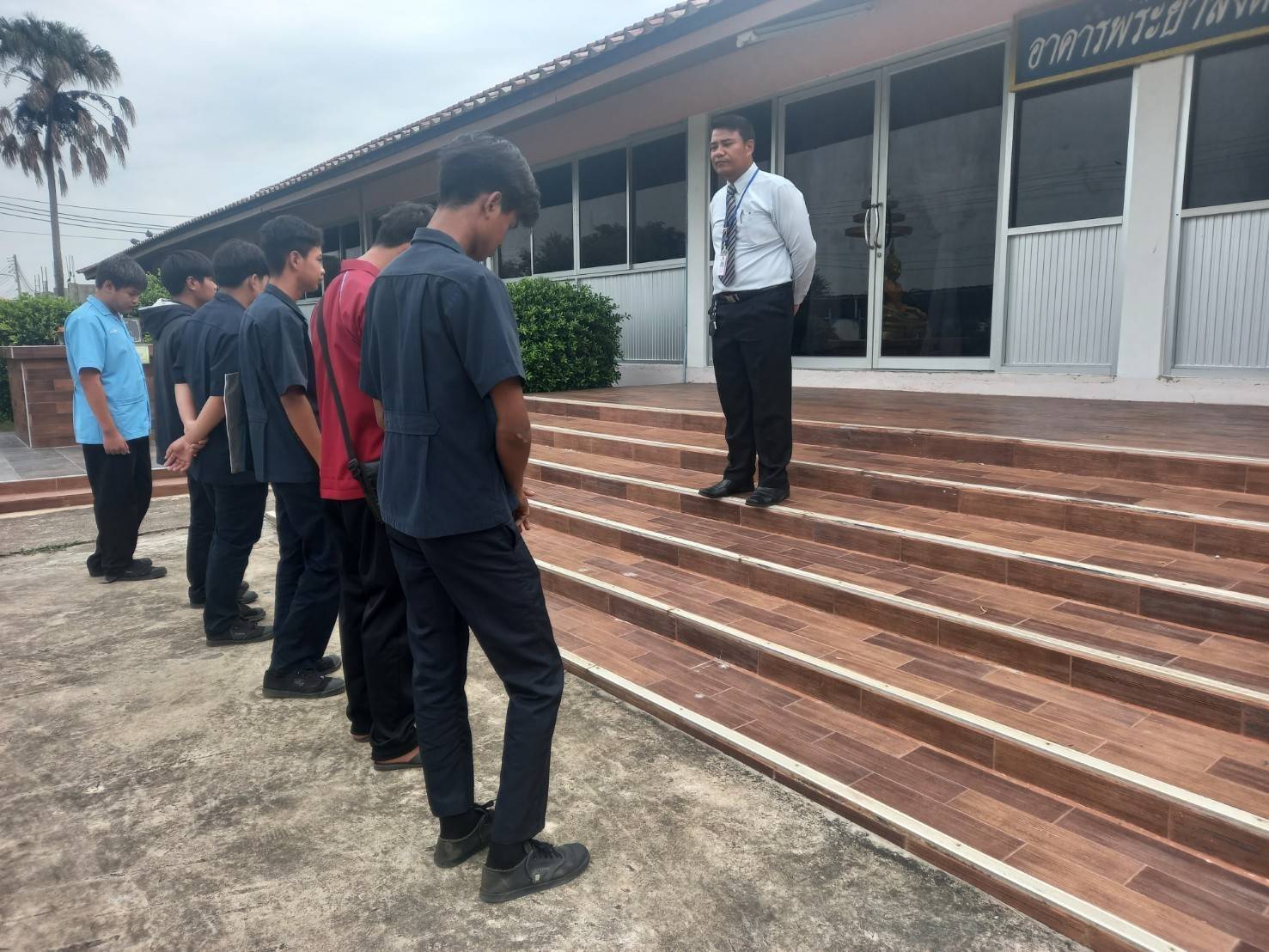 นายสุนทร โครพ รองผู้อำนวยการฝ่ายพัฒนากิจการนักเรียน นักศึกษา วิทยาลัยการอาชีพอินทร์บุรี และคุณครูเวรประจำวัน ดำเนินการปรับพฤติกรรมนักเรียนมาสาย วันที่ 23 มิถุนายน 2566