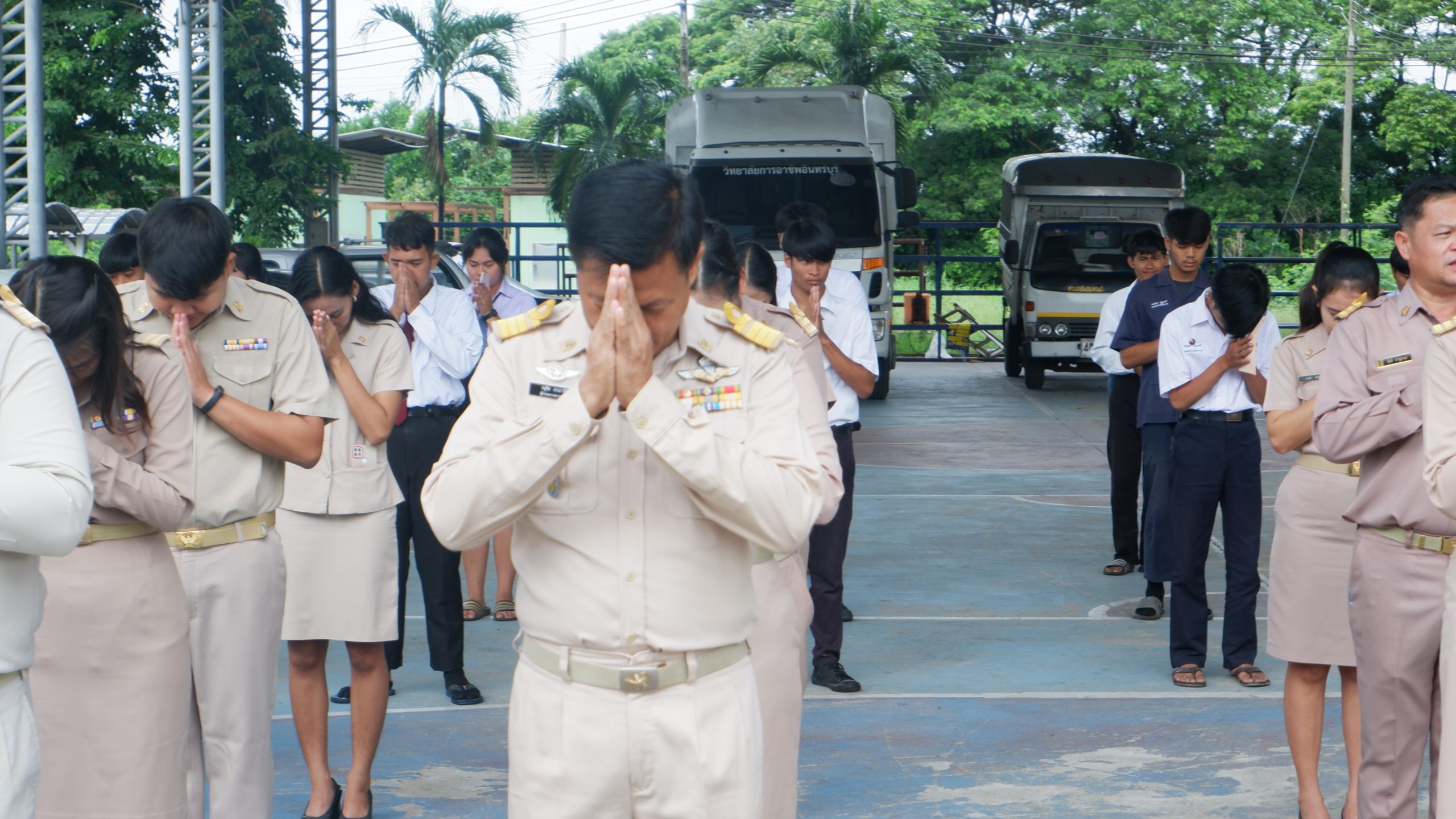 คณะผู้บริหาร ครู บุคลากรทางการศึกษา และนักเรียนนักศึกษา วิทยาลัยการอาชีพอินทร์บุรี จัดกิจกรรมเคารพธงชาติ และร้องเพลงชาติไทย เนื่องในวันพระราชทานธงชาติไทย